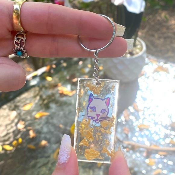 Kitty Cat & Gold Flakes Resin Keychain - Picture 3 of 10